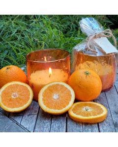 Sinaasappel geur in oranje gekleurd glas 